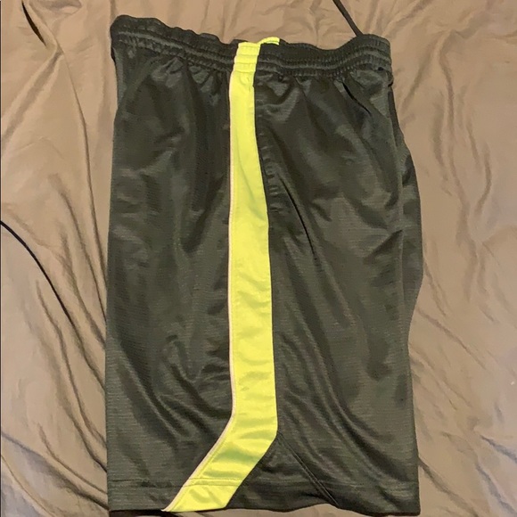 Athletic shorts - Picture 2 of 7